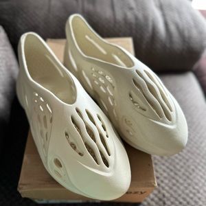 yeezy foam runner onyx Sandals White Foam Sandals Size 7